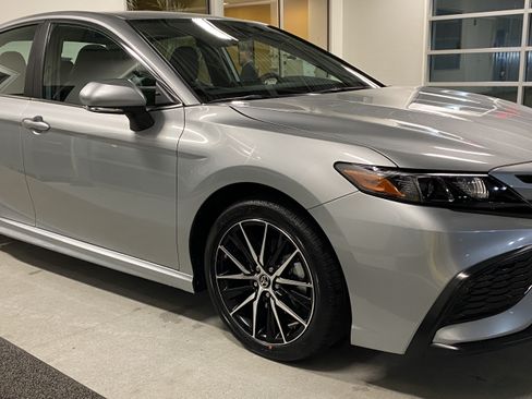 Used 2022 Toyota Camry SE image 6