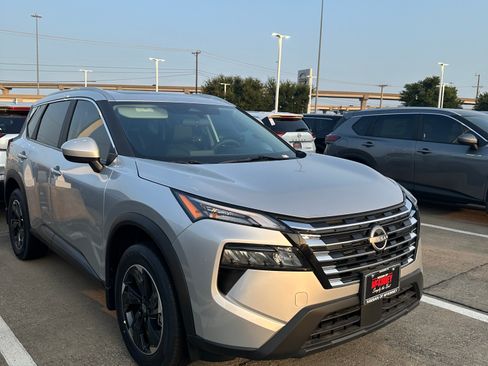 Used 2024 Nissan Rogue SV w/ SV Premium Package image 2