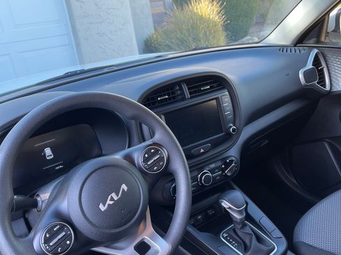 Used 2023 Kia Soul LX w/ LX Technology Package FWD image 9