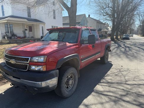 Used 2007 Chevrolet Silverado 2500 LT w/ Heavy-Duty Power Package image 4