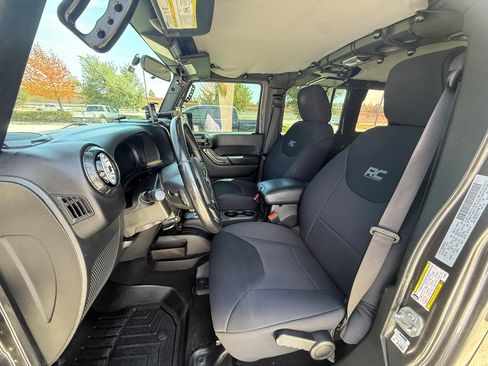 Used 2017 Jeep Wrangler Unlimited Sport w/ Connectivity Group AWD/4WD image 15