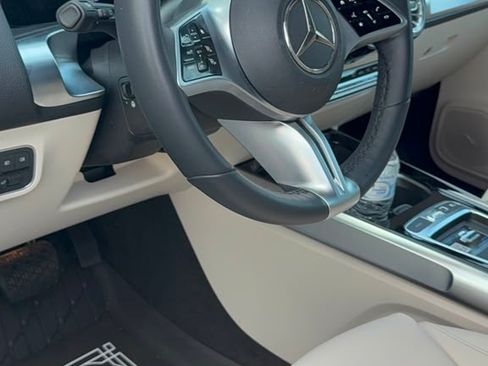 Used 2025 Mercedes-Benz GLB 250 4MATIC image 17