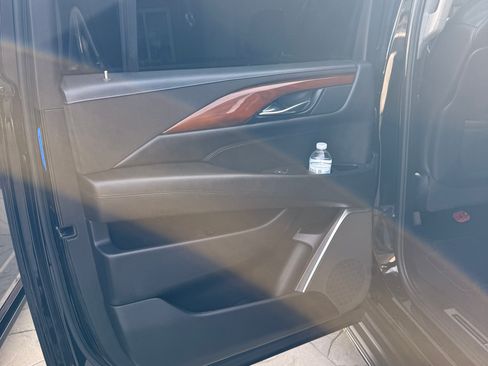 Used 2019 Cadillac Escalade ESV Luxury RWD image 8