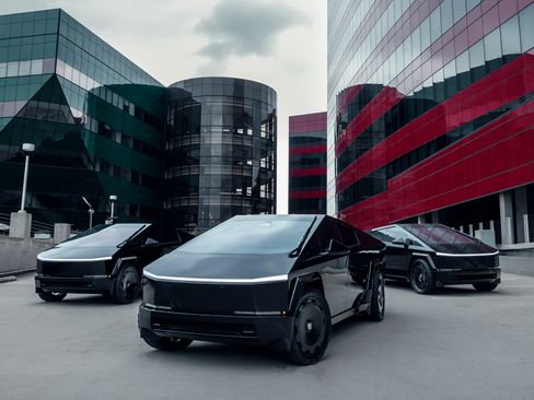 Used 2024 Tesla Cybertruck AWD Crew Cab image 4