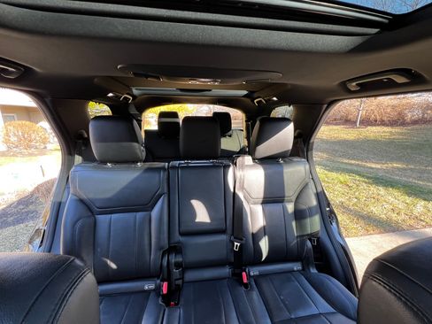 Used 2020 Land Rover Discovery Landmark image 8