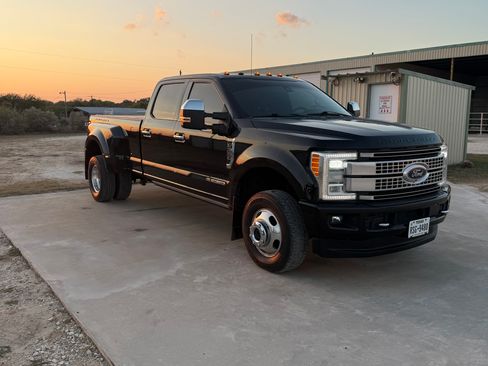 Used 2017 Ford F350 Platinum w/ Platinum Ultimate Package image 2