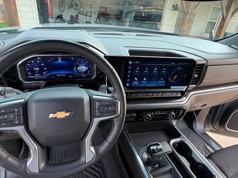 Used 2024 Chevrolet Silverado 1500 LT w/ Z71 Off-Road Package AWD/4WD image 9