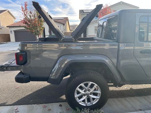 Used 2023 Jeep Gladiator Sport image 11