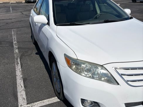 Used 2011 Toyota Camry XLE w/ SE/XLE Extra-Value Pkg FWD image 5
