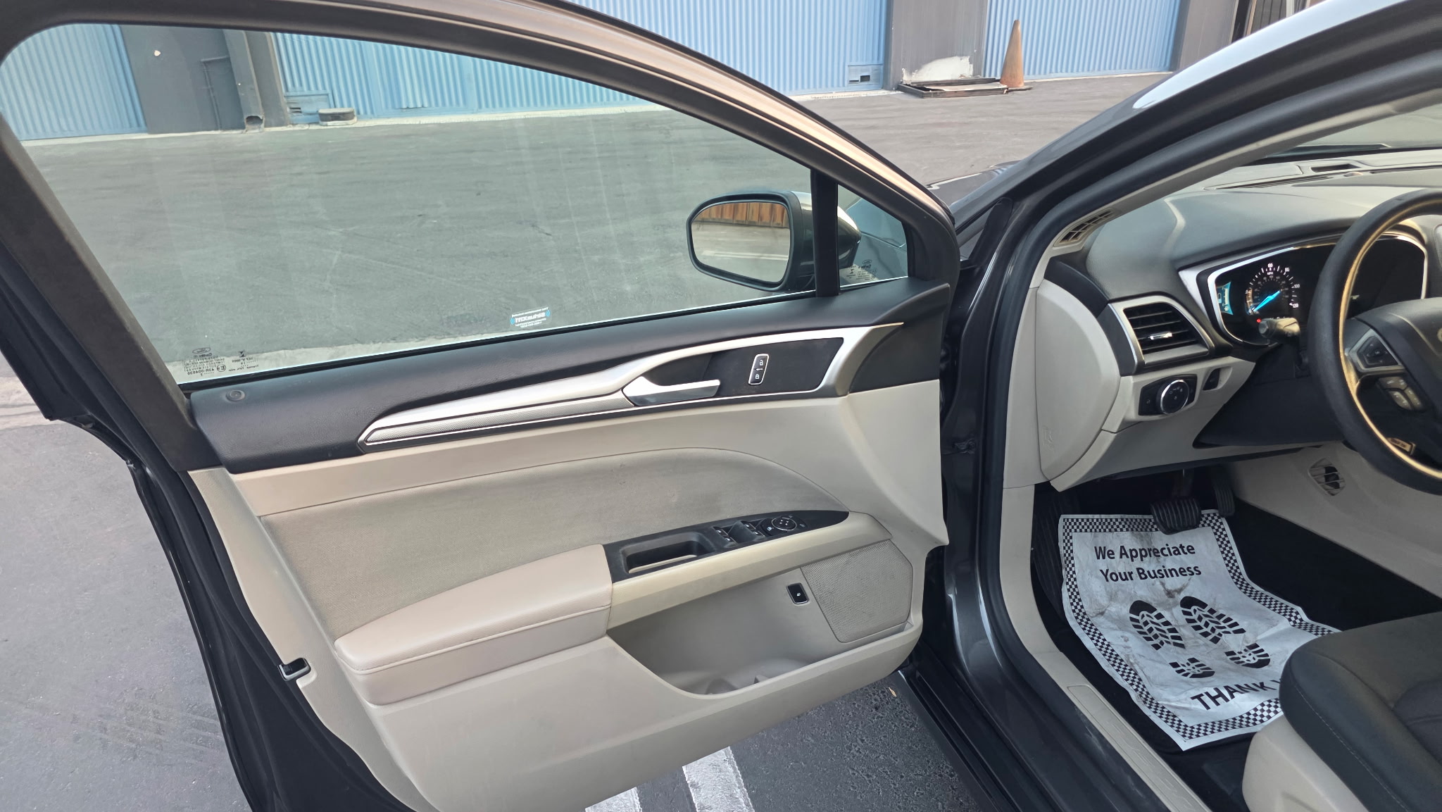 Used 2019 Ford Fusion SE FWD image 5