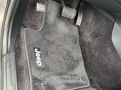 Used 2017 Jeep Grand Cherokee Laredo w/ Quick Order Package 23E image 12