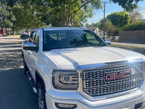 Used 2017 GMC Sierra 1500 Denali AWD/4WD image 2