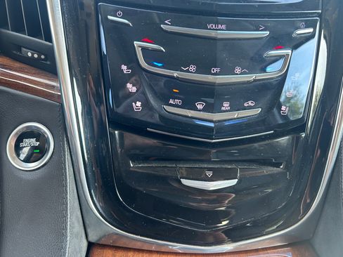 Used 2015 Cadillac Escalade Luxury AWD/4WD image 10