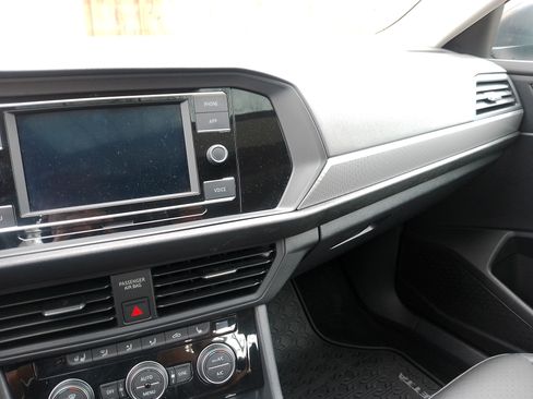 Used 2021 Volkswagen Jetta SE w/ SE Cold Weather Package image 9