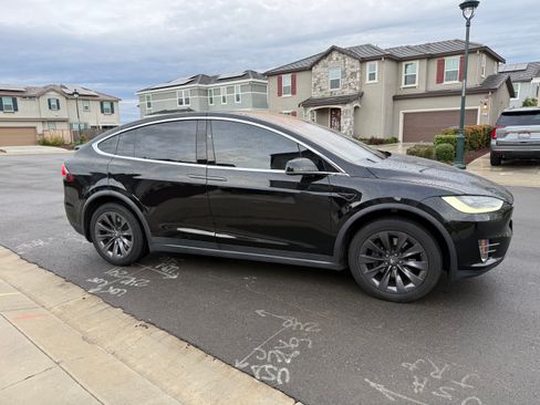 Used 2018 Tesla Model X 75D image 8