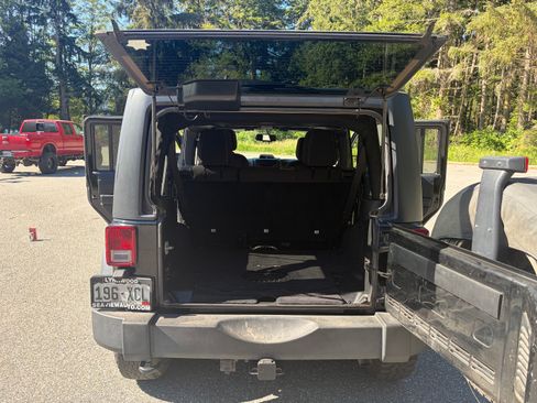 Used 2015 Jeep Wrangler Unlimited Rubicon AWD/4WD image 9