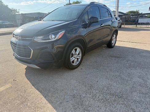 Used 2020 Chevrolet Trax LT w/ LT Convenience Package FWD image 4