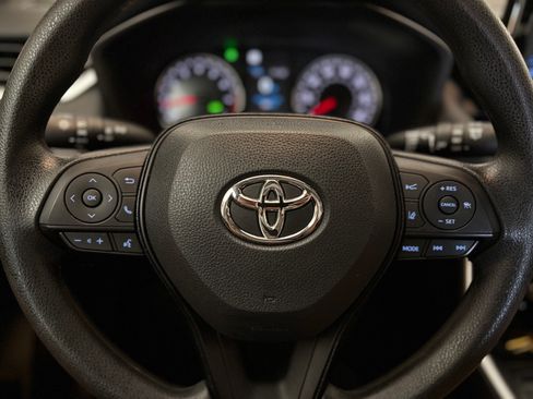 Used 2021 Toyota RAV4 XLE AWD/4WD image 14