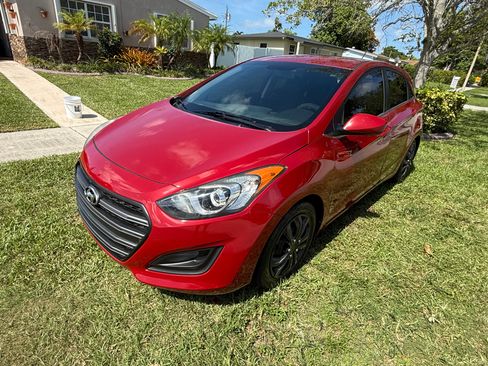 Used 2017 Hyundai Elantra GT FWD image 1