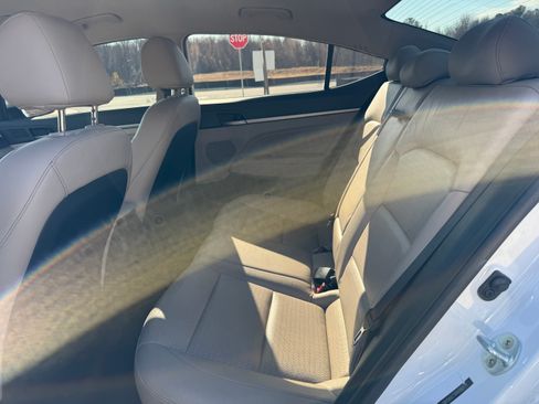 Used 2017 Hyundai Elantra Limited image 24