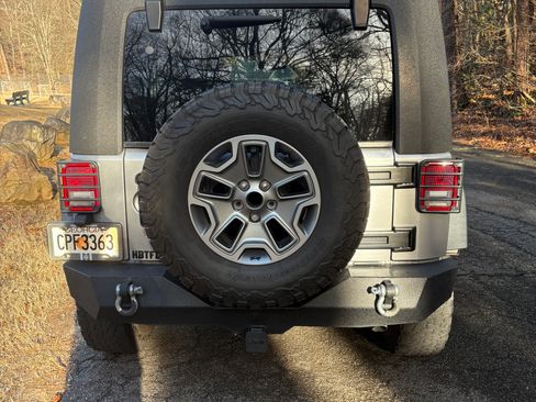 Used 2018 Jeep Wrangler Unlimited Rubicon w/ Connectivity Group image 6