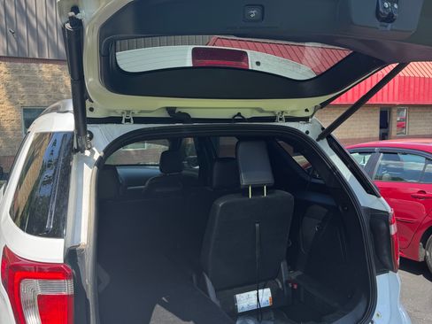Used 2019 Ford Explorer XLT w/ Equipment Group 202A FWD image 8