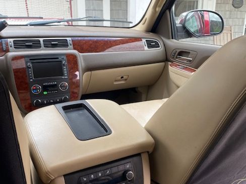 Used 2010 Chevrolet Suburban LTZ AWD/4WD image 12