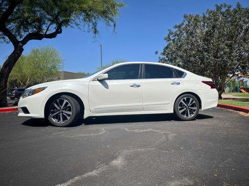 Used 2017 Nissan Altima 2.5 SR FWD image 12
