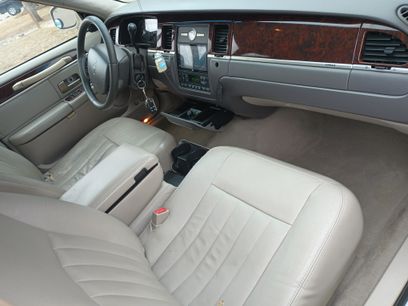Used 2006 Lincoln Town Car Signature