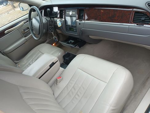 Used 2006 Lincoln Town Car Signature image 1