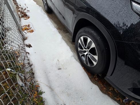 Used 2020 Toyota Highlander XLE image 4