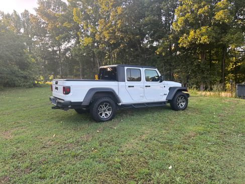 Used 2023 Jeep Gladiator Sport AWD/4WD image 2