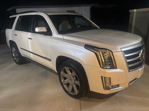 Used 2015 Cadillac Escalade Premium image 1