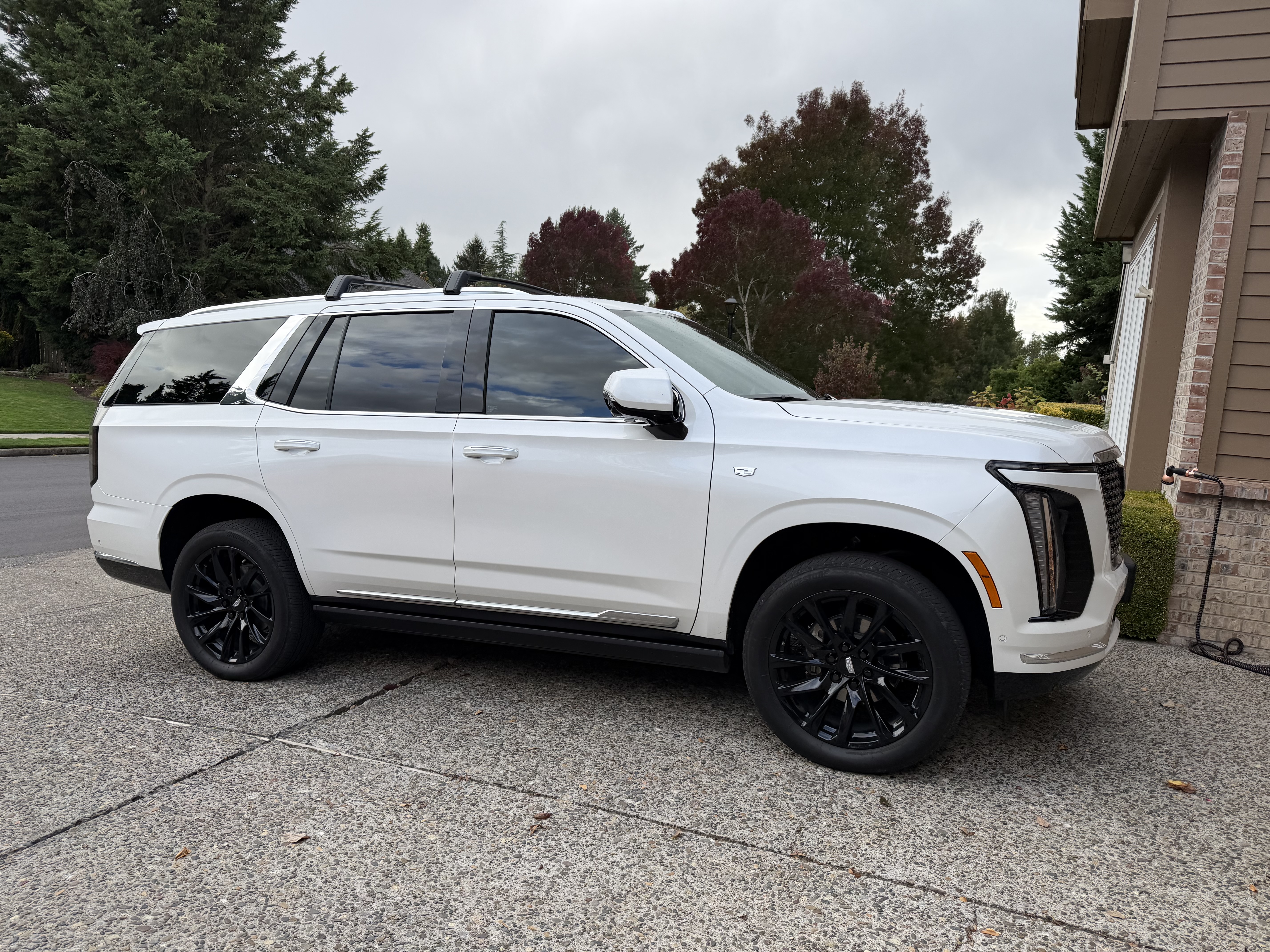 Used 2025 Cadillac Escalade Premium Luxury AWD/4WD image 1
