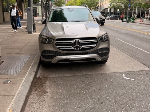 Used 2020 Mercedes-Benz GLE 350 4MATIC image 4