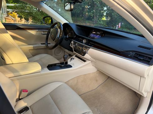 Used 2015 Lexus ES 350 w/ Premium Package FWD image 10