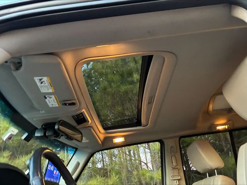 Used 2007 Jeep Commander Limited w/ Trailer Tow Group IV image 12