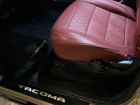 Used 2018 Toyota Tacoma TRD Sport w/ Technology Package image 17