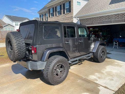 Used 2017 Jeep Wrangler Unlimited Sahara w/ Connectivity Group image 4