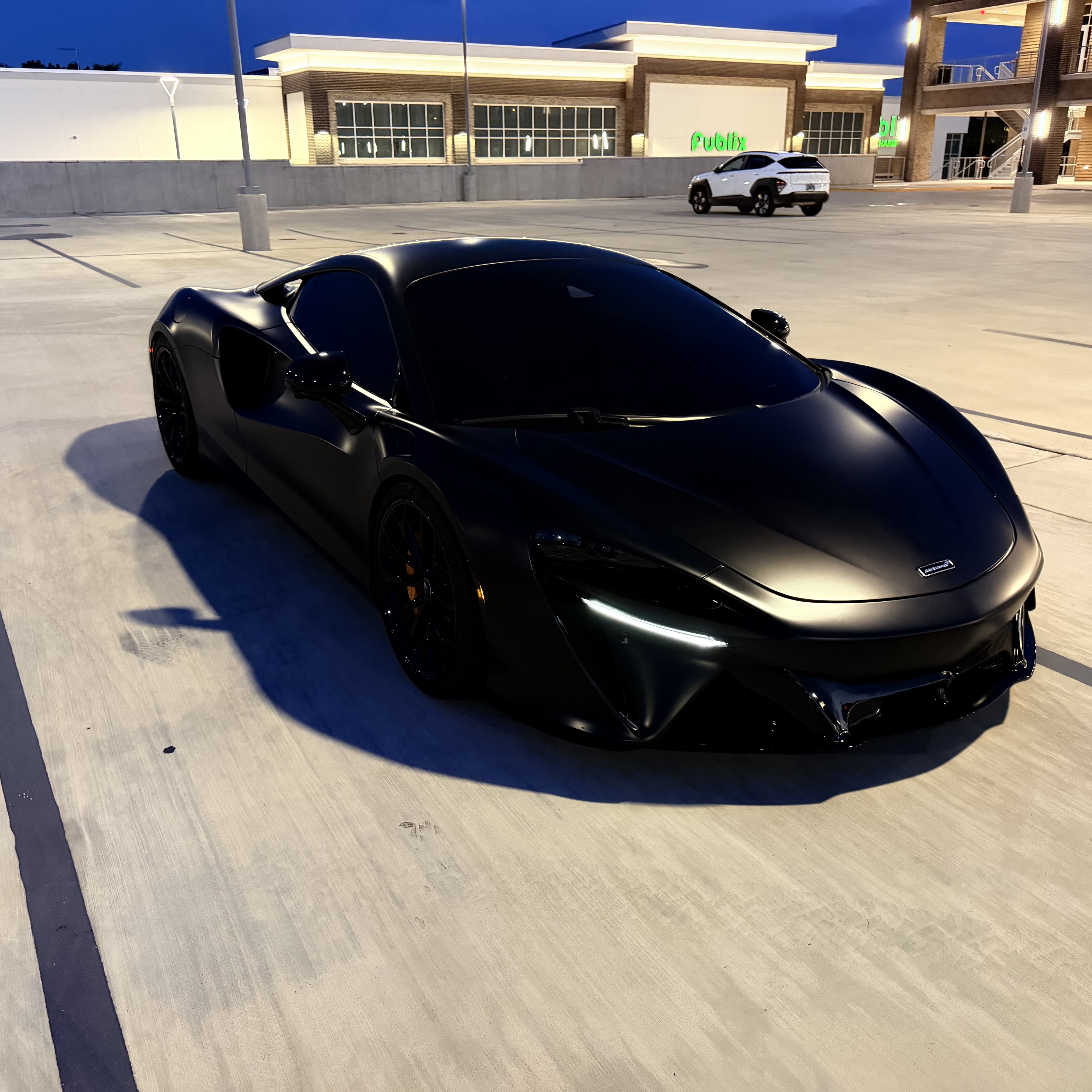 Used 2023 McLaren Artura RWD image 4