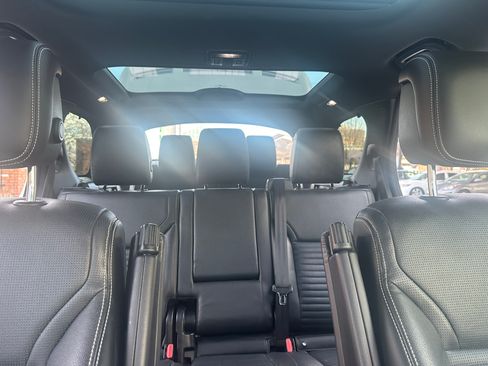 Used 2023 Land Rover Discovery S image 17