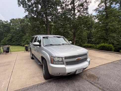 Used 2011 Chevrolet Suburban LT w/ Luxury Package AWD/4WD image 5
