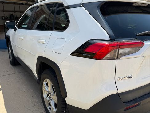 Used 2021 Toyota RAV4 XLE w/ Convenience Package FWD image 4