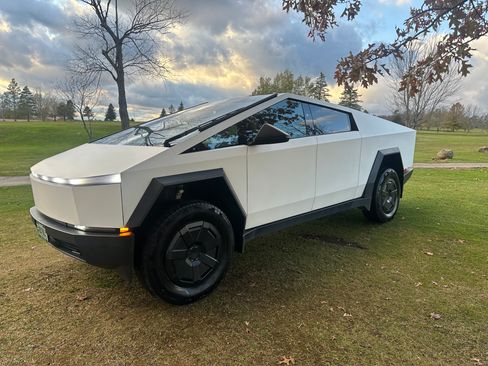 Used 2024 Tesla Cybertruck AWD Crew Cab image 1