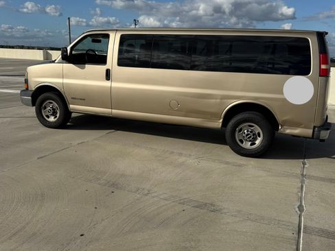 Used 2006 GMC Savana 3500 SLE Extended Van 3D w/ LT Preferred Equipment Group image 8