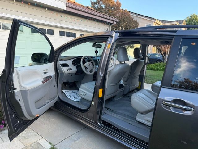 Used 2013 Toyota Sienna XLE w/ Premium Pkg FWD image 13