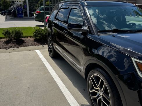 Used 2017 Ford Explorer Sport AWD/4WD image 2