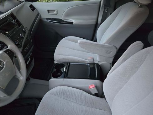Used 2011 Toyota Sienna LE FWD image 17
