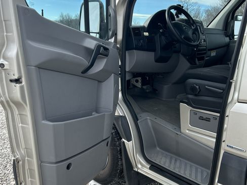 Used 2016 Mercedes-Benz Sprinter 2500 image 13