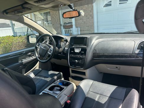 Used 2015 Chrysler Town & Country Touring FWD image 12